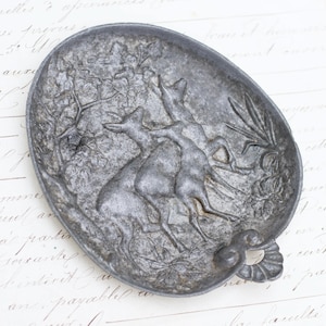 Victoriaans zwarte woud visitekaartje lade - antieke tinnen ring schotel - edelhert trinket schotel - Oostenrijk c1900 - vintage boho woondecoratie