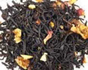 Könnte beinhalten: Nahaufnahme einer Mischung aus schwarzen Teeblättern, Orangenschalen und Rosenblüten. Der Tee ist lose und bereit zum Aufbrühen.
