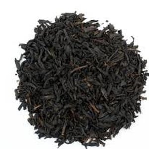 Puede incluir: Hojas de té negro sueltas, una mezcla de té negro y otros ingredientes, para preparar una taza de té.