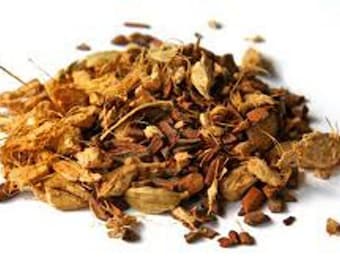 Könnte beinhalten: Nahaufnahme eines Haufens getrockneter Ingwerwurzel, eine häufige Zutat in vielen asiatischen Küchen und pflanzlichen Heilmitteln.