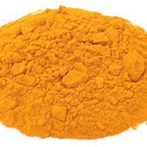 Puede incluir: Primer plano de un montón de polvo de cúrcuma amarillo brillante.