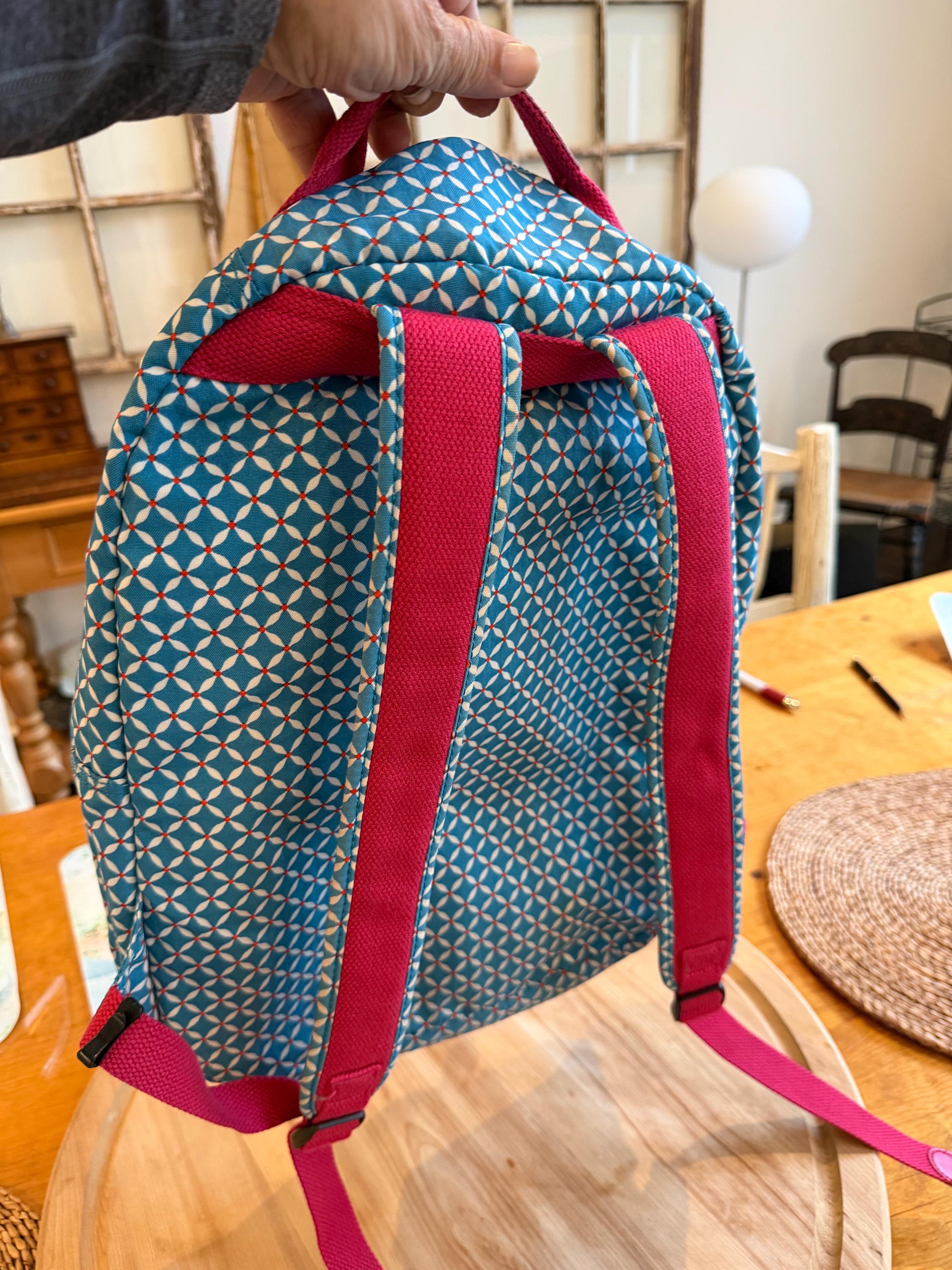 幾何学模様とサルのキーチェーンが付いた Kipling ソウル バックパック 