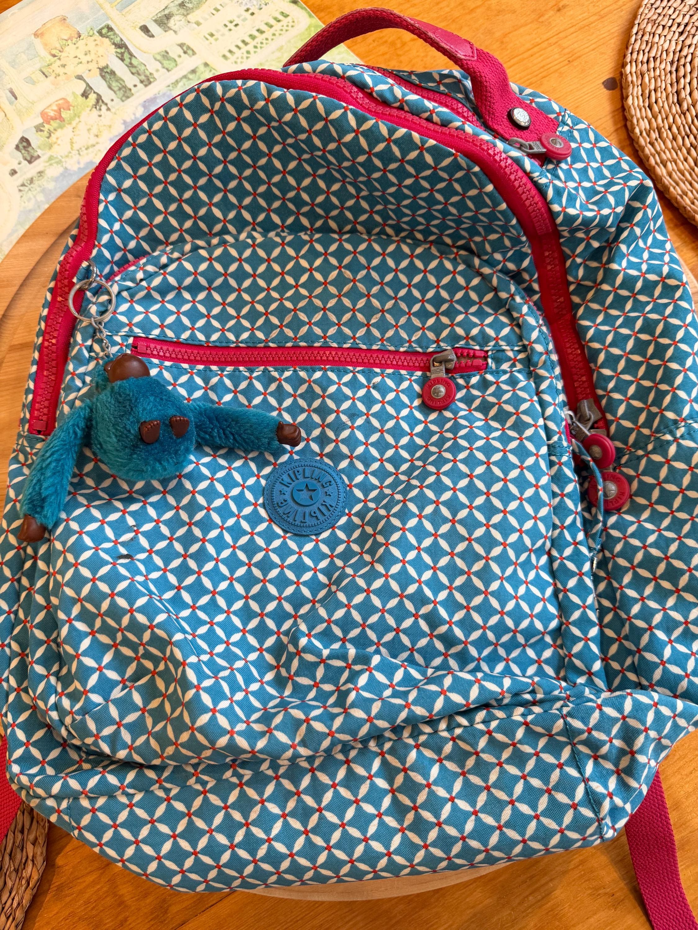 幾何学模様とサルのキーチェーンが付いた Kipling ソウル バックパック 
