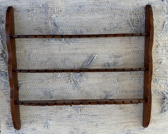 Espositore da parete per cucchiai da collezione in legno a tre ripiani, vintage, con 45 scomparti. Ne è rimasto solo uno.