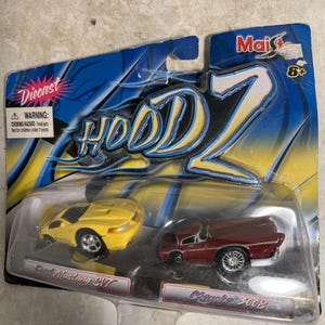 maisto 1/64 Hoodz Two Pack Ford mustang SVT Und Chrysler 300B New On Card