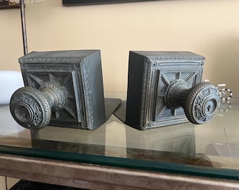 Par de manijas de puerta de castillo de bronce victoriano vintage con sujetalibros con ojo de cerradura