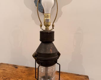 Lámpara de mesa tipo farol náutico de Eddie Bauer