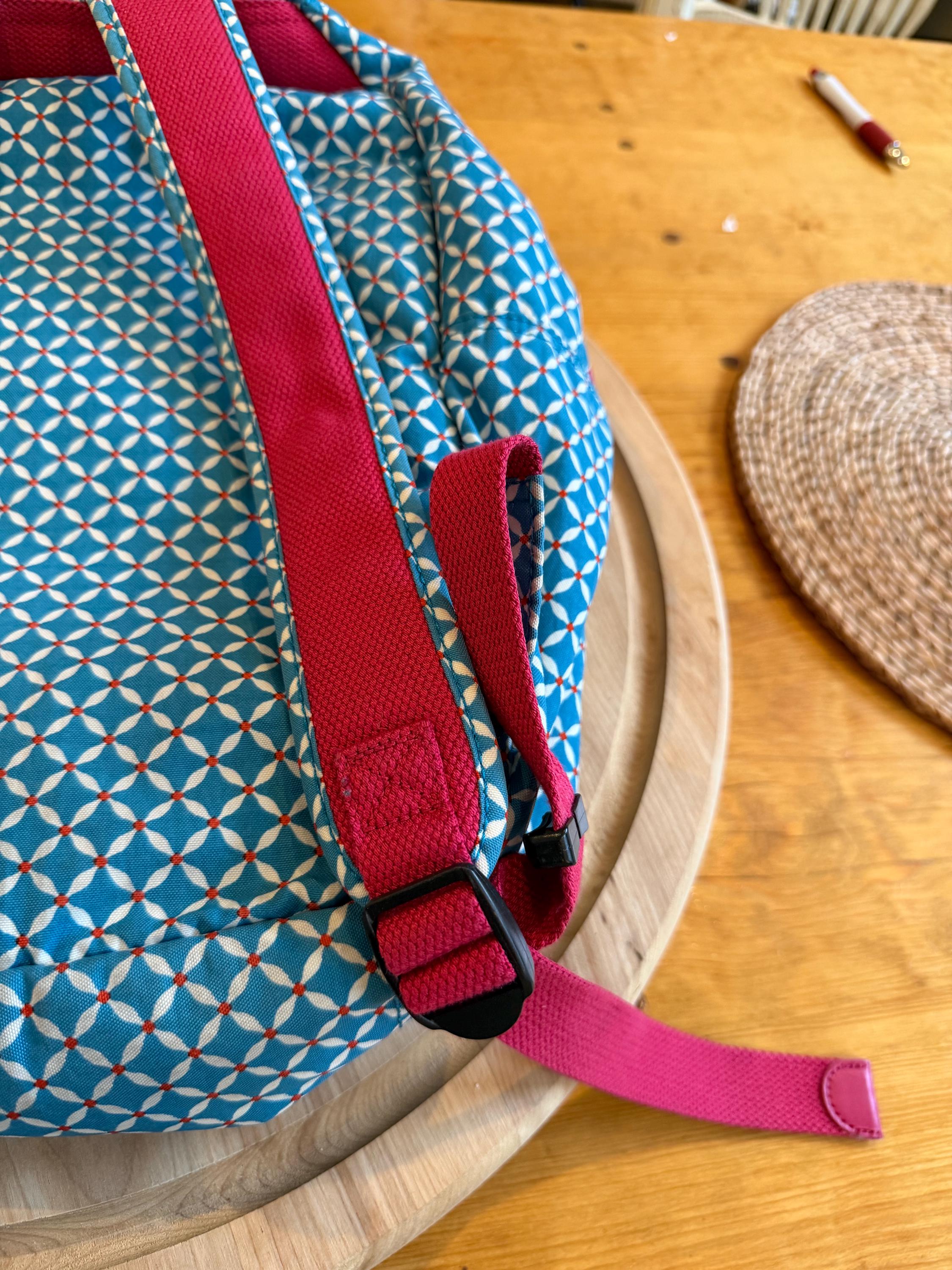 幾何学模様とサルのキーチェーンが付いた Kipling ソウル バックパック 