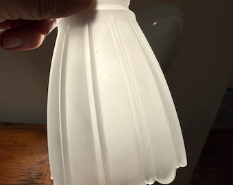 Vintage frostad räfflad lampskärm i glas 5 cm toppöppning 13 cm lång