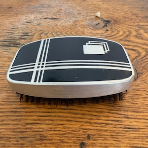 Mango de cepillo para el cabello Art Deco Pro-Phy-Lac-Tic con diseño geométrico.