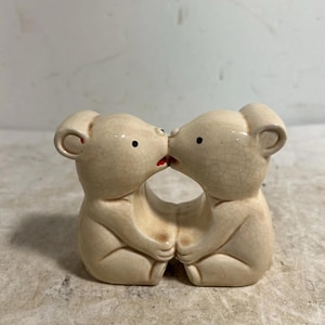 Vintage Kitsch Salt Pepper Shakers Kissing Bears One Piece Japan 1950&#39;s