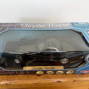以下が含まれることがあります： 黒いクライスラーハウラーのダイキャストモデルカーがオリジナルの箱に入っています。車はクロムホイールで、透明なプラスチックの窓に展示されています。箱は青と黒で、「Chrysler Howler」という名前が印刷されています。