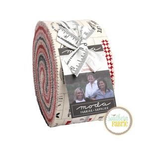 Könnte beinhalten: Eine Rolle Stoff mit weißem Hintergrund und roten, schwarzen und grauen Streifen. Der Stoff hat ein bedrucktes Design mit dem Text "Make Life Sweeter" und "moda fabrics + supplies".