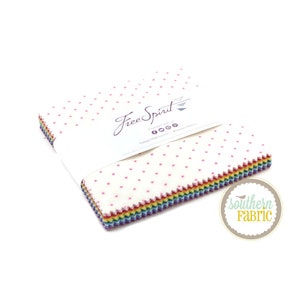 Puede incluir: Un paquete de cuadrados de tela de 12,7 cm con fondo blanco y lunares rosas. Los cuadrados de tela están dispuestos en forma de arcoíris. El paquete está etiquetado con "Free Spirit" y "Southern Fabric".