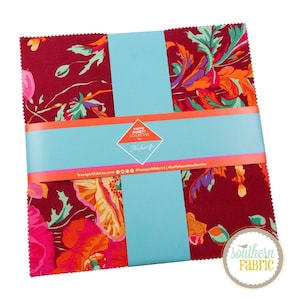 Könnte beinhalten: Ein Stapel Stoffquadrate mit einem floralen Muster in Rot-, Orange-, Rosa- und Grüntönen. Der Stoff ist mit einem hellblauen Band mit dem Text "Kaffe Fassett Collective" und "freespiritfabrics.com" umwickelt. Ein "southern fabric"-Logo befindet sich in der Ecke.