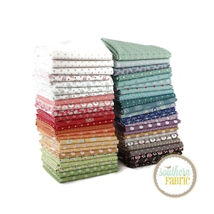 Peut inclure: Une pile de 40 carrés de tissu de différentes couleurs et motifs, dont le blanc, le vert, le bleu, le rouge, l'orange et le brun. Les carrés de tissu sont disposés en arc-en-ciel. Le tissu est de Southern Fabric.