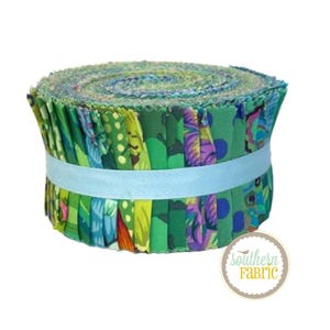 Peut inclure: Un rouleau de bandes de tissu dans diverses nuances de vert, de bleu et de violet, maintenues ensemble par un ruban bleu clair. Le tissu présente des motifs floraux et abstraits. L'étiquette indique "Southern Fabric".