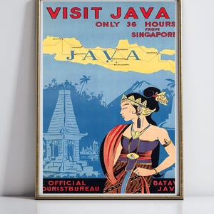 Op de afbeelding: Een vintage reisposter die reclame maakt voor een bezoek aan Java, Indonesië. De poster toont een kaart van Java met de belangrijkste steden, een vrouw in traditionele Javaanse kleding en een tempel. De tekst luidt "Bezoek Java Slechts 36 Uur Van Singapore" en "Officieel Toeristenbureau".
