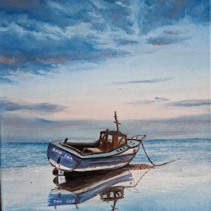 Op de afbeelding: Een blauwe en witte boot met de tekst "Live Sea" aan de zijkant ligt voor anker in kalm blauw water. De boot wordt weerspiegeld in het water. De lucht is lichtblauw met witte wolken.