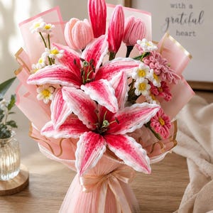 Handgjord drömbukett med blush liljor | Handgjorda piprensarblommor | Rosa chenilleblomsterarrangemang | Present till henne