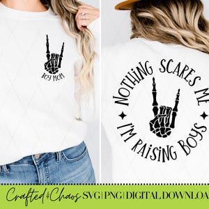 Estou criando meninos, nada me assusta SVG | Mãe de menino SVG | Mãe de meninos SVG | Arquivo de corte Vida de mãe | Adesivo de camiseta com citação de mãe e silhueta da Cricut