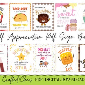 Op de afbeelding: Een verzameling kleurrijke PDF-borden voor personeelswaardering met cartoonvoedselkarakters. Borden bevatten popcorn, taco's, brownies, macarons, ijs, donuts, wafels en s'mores. Tekst: "Staff Appreciation PDF Sign Bundle."