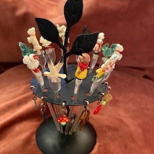 Vintage bar-cocktailprikkers en -bedels op metalen standaard, 12 retro plastic sticks, 8 sjalen, paddenstoel, kabouter, eenden, hond BD