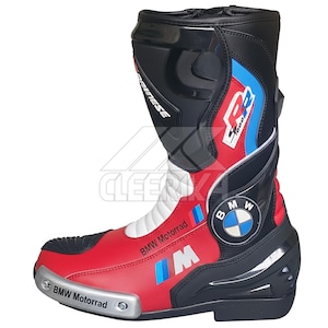 Peut inclure: Une botte de moto noire, rouge et blanche arborant le logo BMW Motorrad, l'emblème M et le texte S1000RR. La botte comprend un curseur d'orteil argenté avec la marque BMW Motorrad et des panneaux de protection moulés sur le tibia et le talon.