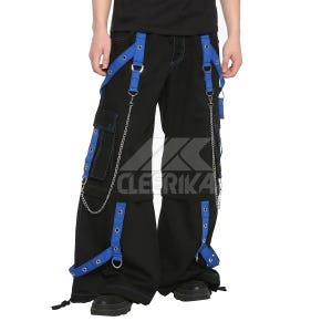 以下が含まれることがあります： 青いアクセントが付いた黒いカーゴパンツ。青いストラップ、シルバーのチェーン、青いステッチが特徴です。パンツには複数のポケットがあり、右下に「CLEERIKA」の文字が見えます。ワイドレッグデザインです。
