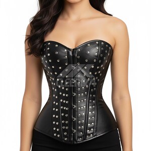 Puede incluir: Un corsé negro con tachuelas plateadas. La parte superior sin tirantes presenta un escote de corazón y paneles verticales. El corsé tiene un cierre frontal con broches metálicos y está hecho de un material liso y brillante.