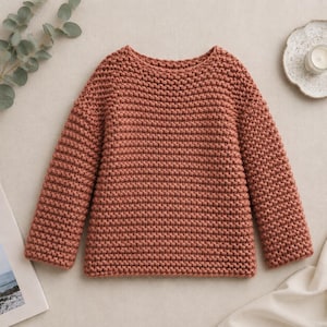 Op de afbeelding: Een trui met lange mouwen in een effen terracotta kleur, voorzien van een opvallend breipatroon in ribbelsteek. Het kledingstuk heeft een brede, ronde halslijn en een rechte zoom, gemaakt van dik, getextureerd garen met een gelijkmatige uitstraling.