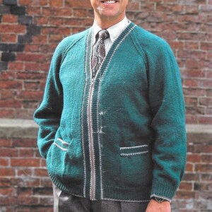 Puede incluir: Cárdigan verde azulado con cremallera, ribete blanco y dos bolsillos delanteros. El suéter de punto se usa sobre una camisa blanca y una corbata estampada. Estilo clásico.