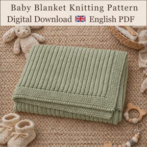 Könnte beinhalten: Eine salbeigrüne gestrickte Babydecke mit einem gerippten Mittelteil und einem kraus rechts gestrickten Rand. Der Text oben lautet Baby Blanket Knitting Pattern Digital Download English PDF. Ein Plüschtier, Strickschühchen und eine Holzrassel sind zu sehen.