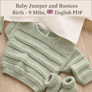 Peut inclure: Un pull et des chaussons pour bébé en tricot vert sauge avec des rayures horizontales texturées. Le texte en haut indique : Baby Jumper and Bootees Birth - 9 Mths, English PDF. Le vêtement présente une encolure ronde et des manches longues.