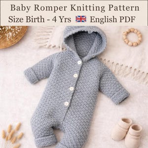 Peut inclure: Une barboteuse pour bébé en tricot gris clair avec une capuche, des manches longues et quatre boutons blancs sur le devant. Le texte en haut indique : Baby Romper Knitting Pattern Size Birth - 4 Yrs English PDF. Maille texturée.