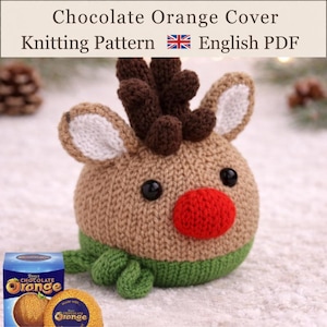 Op de afbeelding: Een gebreide, lichtbruine rendierhoes voor een chocolade-sinaasappel met donkerbruin gewei, oren met witte binnenkant, zwarte kraaloogjes en een felrode neus. De onderkant is groen, met de tekst Chocolate Orange Cover Knitting Pattern English PDF.