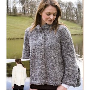 Könnte beinhalten: Graue, strukturierte Jacke mit hohem Kragen und Knopfverschluss. Die Jacke hat lange Ärmel mit ausgestellten Manschetten. Ein eingesetztes Bild zeigt eine ähnliche Jacke in Weiß. Der Hintergrund zeigt einen See und Bäume.