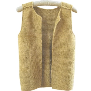 Puede incluir: Un chaleco de punto color mostaza con diseño sin mangas. El chaleco se muestra en una percha de madera sobre un fondo blanco. El frente abierto y la textura del punto son claramente visibles.