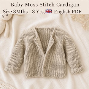 Può includere: Un cardigan per neonati in maglia beige con trama a punto riso, maniche lunghe con polsini risvoltati e apertura frontale. Il testo recita: Baby Moss Stitch Cardigan Size 3Mths - 3 Yrs, English PDF. Il capo è appoggiato su un tessuto morbido.