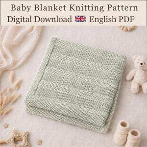 Pode incluir: Uma manta de bebé tricotada em verde sálvia claro com faixas texturizadas que alternam ponto liga e ponto jersey. O texto no topo diz Baby Blanket Knitting Pattern Digital Download English PDF com um ícone da bandeira britânica.