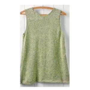 Könnte beinhalten: Ein ärmelloses, hellgrünes Strickoberteil hängt an einem Holzbügel. Das Oberteil hat einen runden Ausschnitt und ein leicht strukturiertes Aussehen. Die Farbe ist ein weiches, gedämpftes Grün mit subtilen Variationen, was auf eine Mischung von Garnen hindeutet.