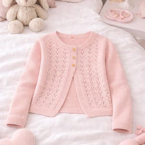 Pode incluir: Caneca de cerâmica branca com alça preta e a frase "But First, Coffee" em preto. O fundo desfocado sugere um ambiente acolhedor.