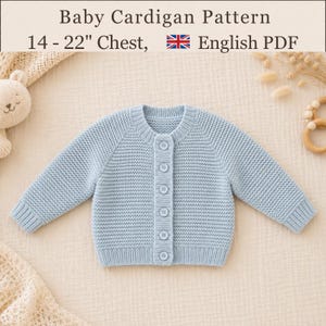 Può includere: Un cardigan per neonati azzurro con una texture a legaccio, maniche lunghe e chiusura frontale con bottoni. Il testo in alto recita: Baby Cardigan Pattern, 14 - 22" Chest, English PDF. Il capo presenta uno scollo rotondo e polsini a coste.