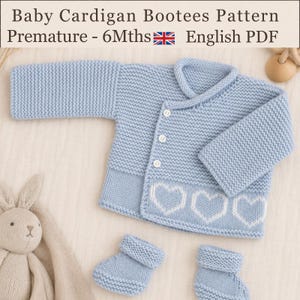 Pode incluir: Um casaco de malha e sapatinhos para bebé em azul claro com um padrão de corações brancos na bainha inferior. O casaco tem três botões brancos e um fecho cruzado. O texto diz: Baby Cardigan Bootees Pattern Premature - 6Mths English PDF.