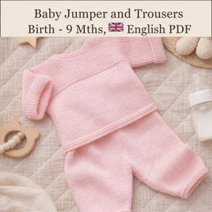 Può includere: Un completo in maglia rosa chiaro composto da maglione e pantaloni per neonati da 0 a 9 mesi. Il testo in alto recita: Baby Jumper and Trousers Birth - 9 Mths, English PDF. Il set presenta un motivo a maglia testurizzato sul carré e maniche.