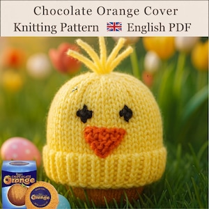 Peut inclure: Une housse tricotée jaune en forme de poussin pour orange en chocolat, avec un bec orange texturé, des yeux brodés noirs et une touffe de laine sur le dessus. Le texte indique Chocolate Orange Cover Knitting Pattern English PDF.