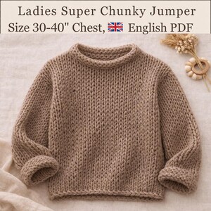 K&ouml;nnte beinhalten: Ein beigefarbener, grob gestrickter Pullover mit langen &Auml;rmeln und Rundhalsausschnitt. Der Text oben lautet: Ladies Super Chunky Jumper, Size 30-40" Chest, English PDF. Der Pullover zeichnet sich durch ein dickes, strukturiertes Garn aus.