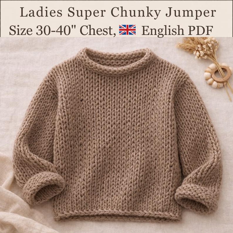 K&ouml;nnte beinhalten: Ein beigefarbener, grob gestrickter Pullover mit langen &Auml;rmeln und Rundhalsausschnitt. Der Text oben lautet: Ladies Super Chunky Jumper, Size 30-40" Chest, English PDF. Der Pullover zeichnet sich durch ein dickes, strukturiertes Garn aus.