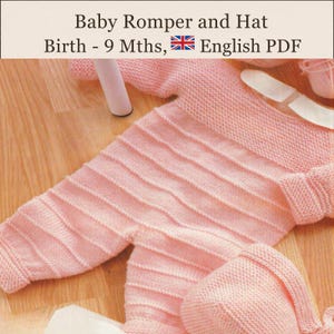 Puede incluir: Un conjunto de pelele y gorro de punto para bebé en color rosa claro. El texto en la parte superior dice: Baby Romper and Hat, Birth - 9 Mths, English PDF. La prenda presenta detalles acanalados horizontales en el pecho, mangas y piernas.
