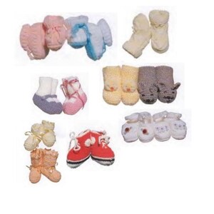 Puede incluir: Una colección de patucos y manoplas para bebés hechos a mano en varios colores. El surtido incluye artículos de punto rosa, azul, blanco, amarillo, rojo y gris. Algunos patucos tienen lazos decorativos y adornos florales.
